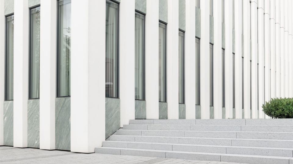 Fassade eines Gewerbeobjekts in weiß
